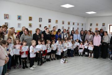 Expoziția „Arta sfântă a celor mici”, o lecție despre frumusețe, inocență și lumină