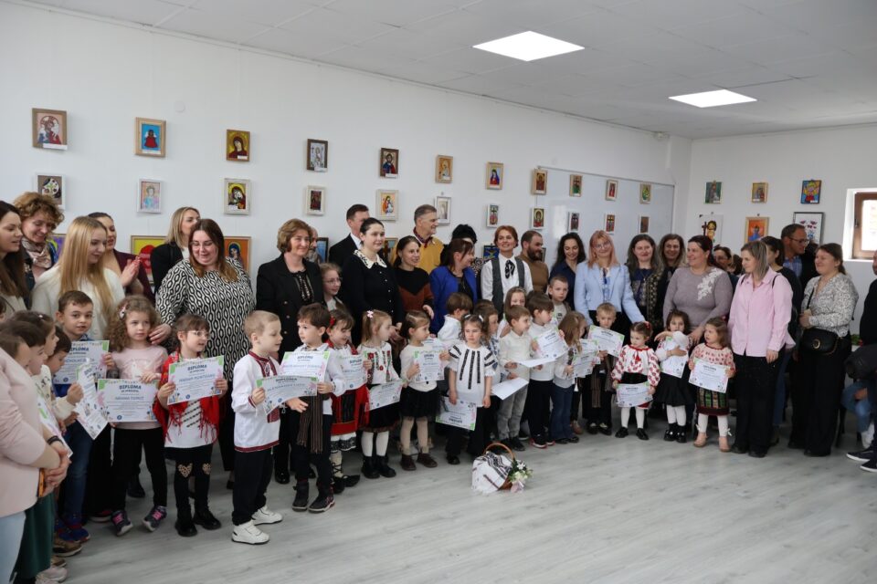 Expoziția „Arta sfântă a celor mici”, o lecție despre frumusețe, inocență și lumină