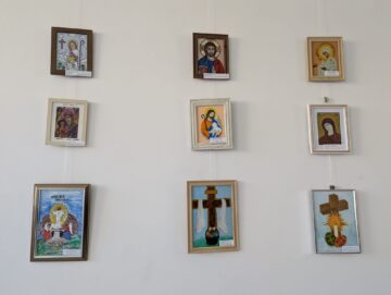 Expoziția „Arta sfântă a celor mici”, o lecție despre frumusețe, inocență și lumină