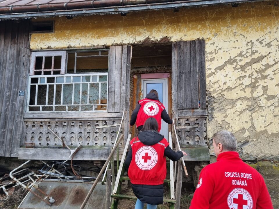 Crucea Roșie Suceava a oferit în ultimele zile ajutoare familiilor nevoiașe din județ