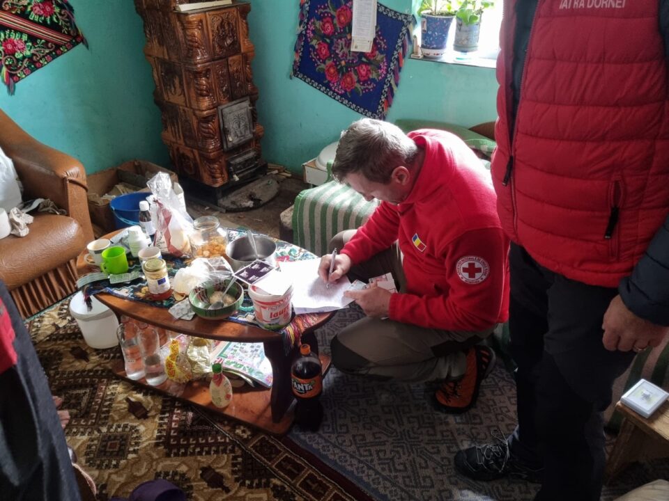 Crucea Roșie Suceava a oferit în ultimele zile ajutoare familiilor nevoiașe din județ