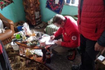 Crucea Roșie Suceava a oferit în ultimele zile ajutoare familiilor nevoiașe din județ Crucea Roșie Suceava a oferit în ultimele zile ajutoare familiilor nevoiașe din județ