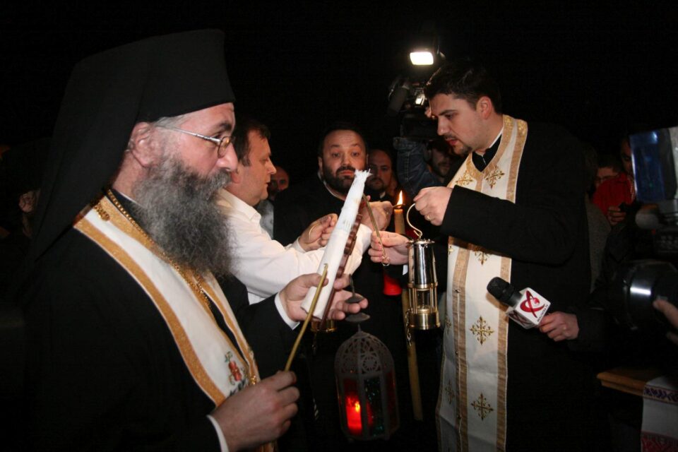 Preoții iau lumină de la lampa lui Flutur