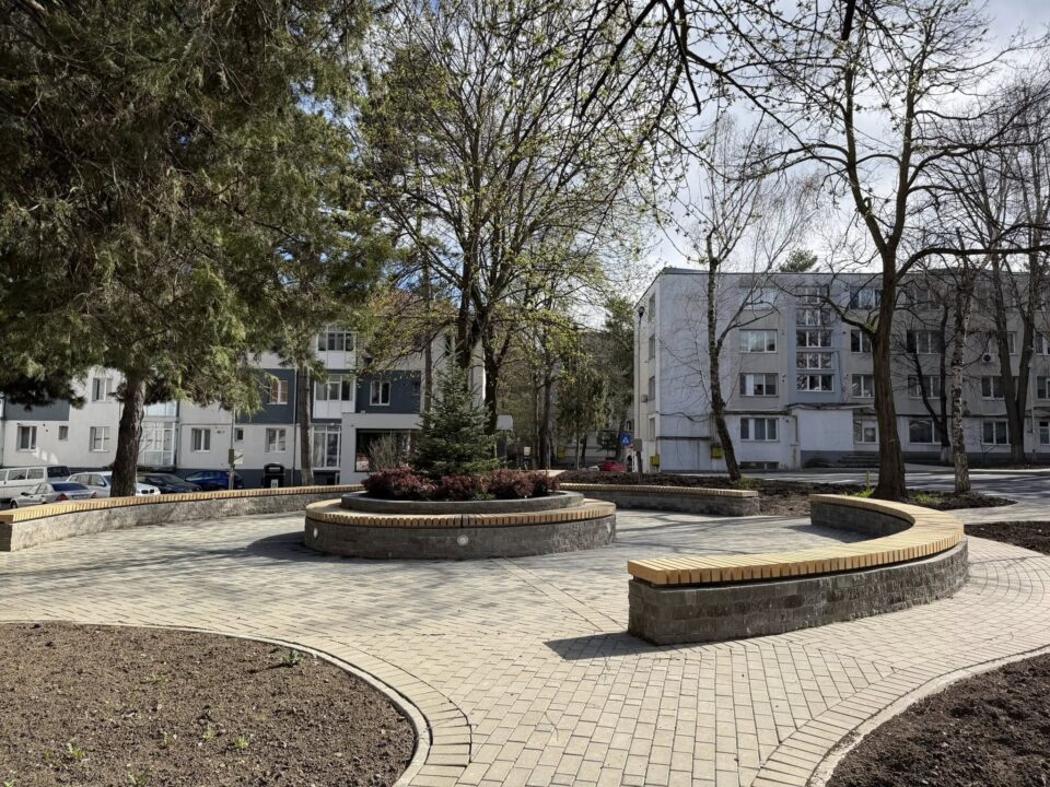 Amenajarea scuarului de lângă fostul restaurant Național din municipiul Suceava a fost finalizată