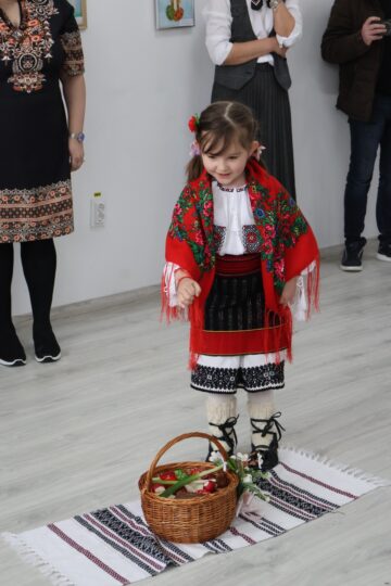 Expoziția „Arta sfântă a celor mici”, o lecție despre frumusețe, inocență și lumină