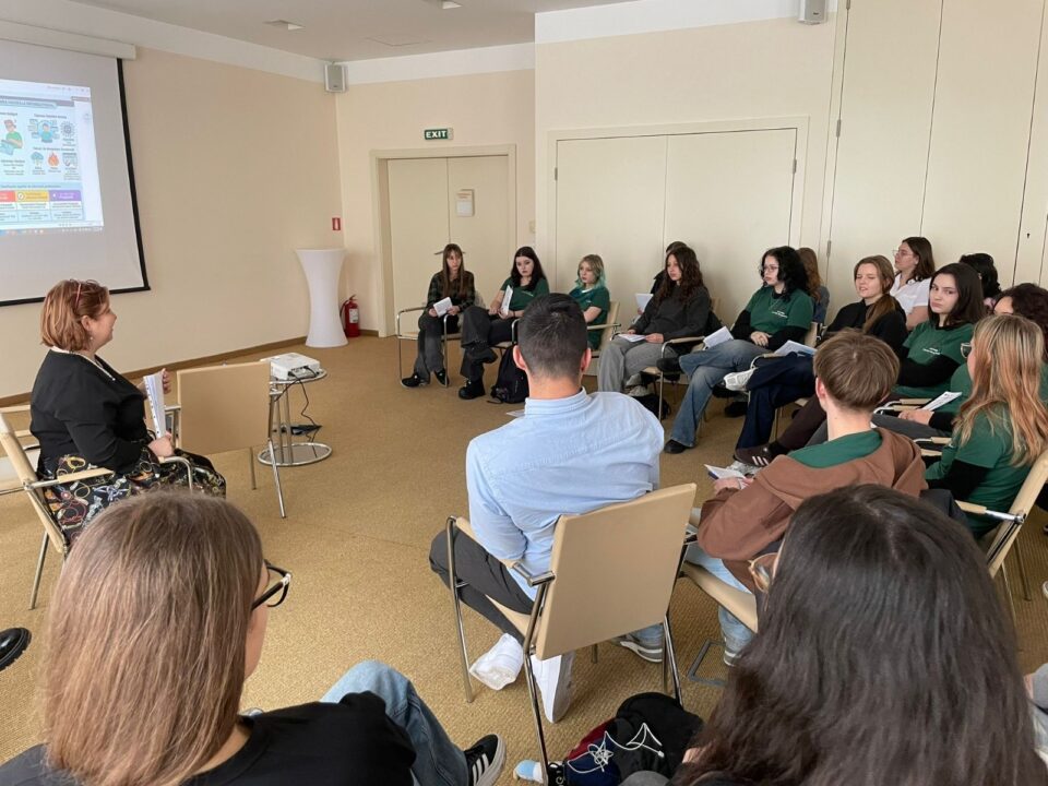 Educația media, între necesitate și responsabilitate: workshopuri dedicate tinerilor din Rădăuți Educația media, între necesitate și responsabilitate: workshopuri dedicate tinerilor din Rădăuți