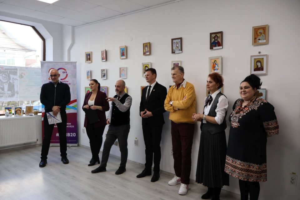 Expoziția „Arta sfântă a celor mici”, o lecție despre frumusețe, inocență și lumină