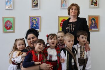 Expoziția „Arta sfântă a celor mici”, o lecție despre frumusețe, inocență și lumină Expoziția „Arta sfântă a celor mici”, o lecție despre frumusețe, inocență și lumină