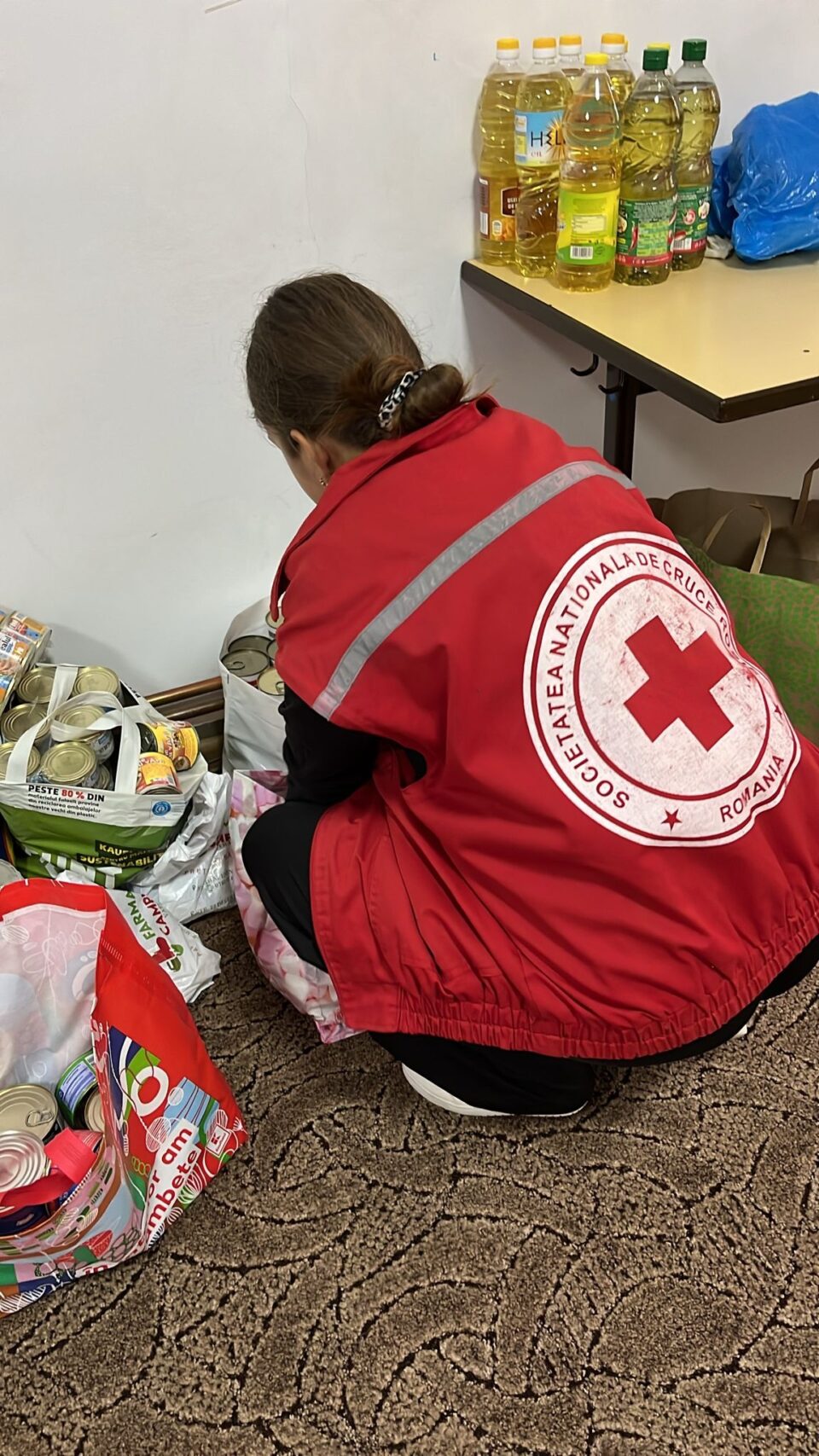 Crucea Roșie Suceava a oferit în ultimele zile ajutoare familiilor nevoiașe din județ