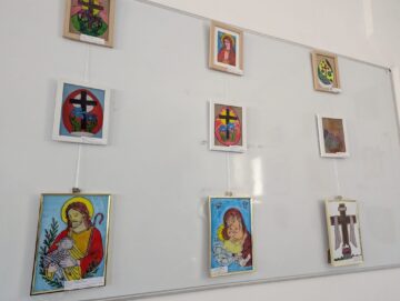 Expoziția „Arta sfântă a celor mici”, o lecție despre frumusețe, inocență și lumină