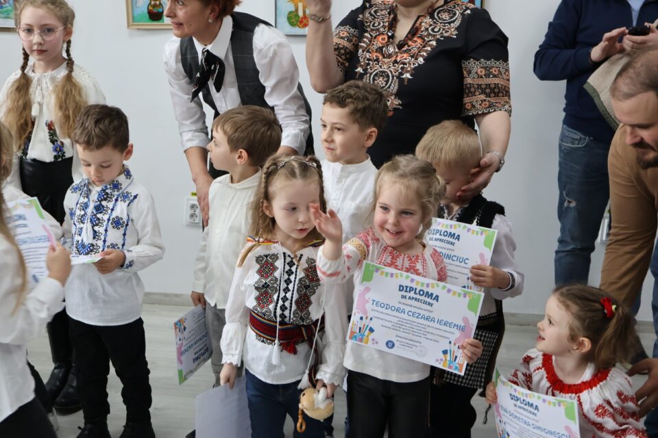 Expoziția „Arta sfântă a celor mici”, o lecție despre frumusețe, inocență și lumină