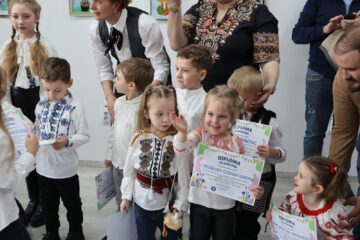 Expoziția „Arta sfântă a celor mici”, o lecție despre frumusețe, inocență și lumină