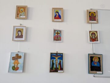 Expoziția „Arta sfântă a celor mici”, o lecție despre frumusețe, inocență și lumină