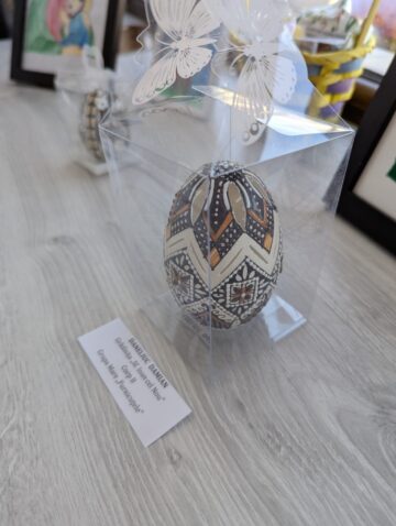 Expoziția „Arta sfântă a celor mici”, o lecție despre frumusețe, inocență și lumină