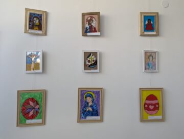 Expoziția „Arta sfântă a celor mici”, o lecție despre frumusețe, inocență și lumină