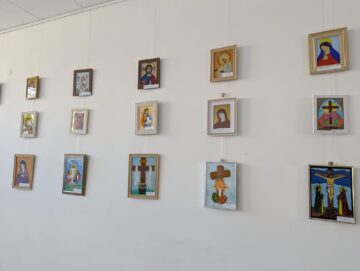 Expoziția „Arta sfântă a celor mici”, o lecție despre frumusețe, inocență și lumină