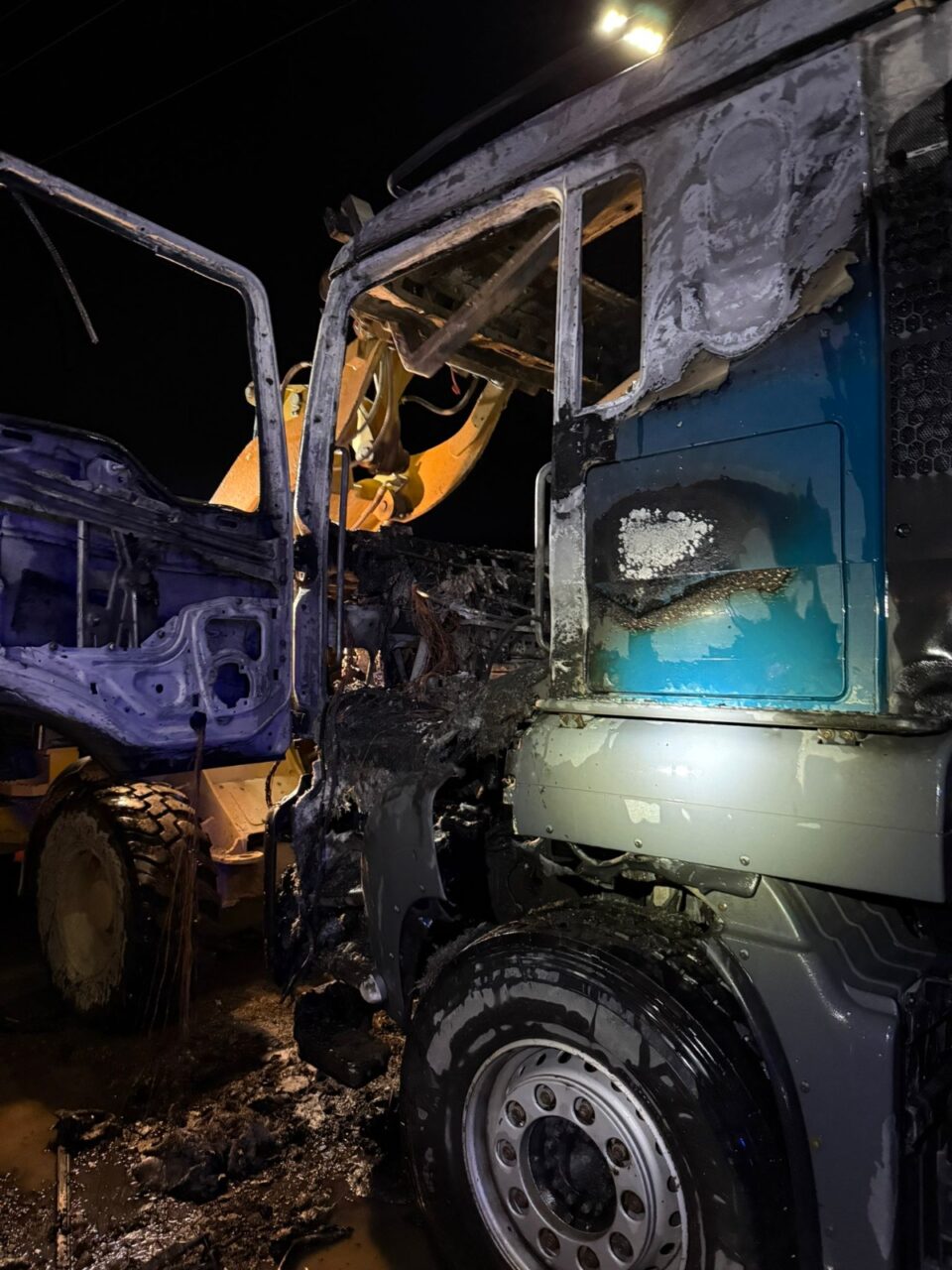 Un camion încărcat cu material lemnos a luat foc în curtea unei firme
