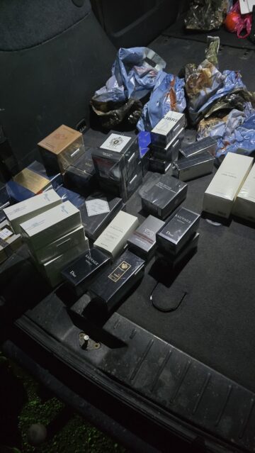 Piese auto, îmbrăcăminte și parfumuri ale unor cunoscute branduri, în valoare de 300.000 de euro, ridicate de polițiști