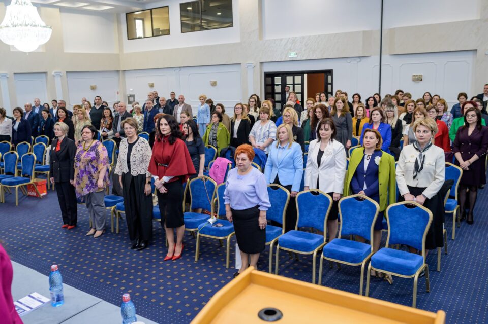 Mihai Dimian: Când copilul meu a început pregătitoarea erau 20 de elevi în clasă, după o săptămână erau 32. Părinții vin din jurul Sucevei din vile foarte frumoase, de unde au plecat au lăsat 16 în clasă