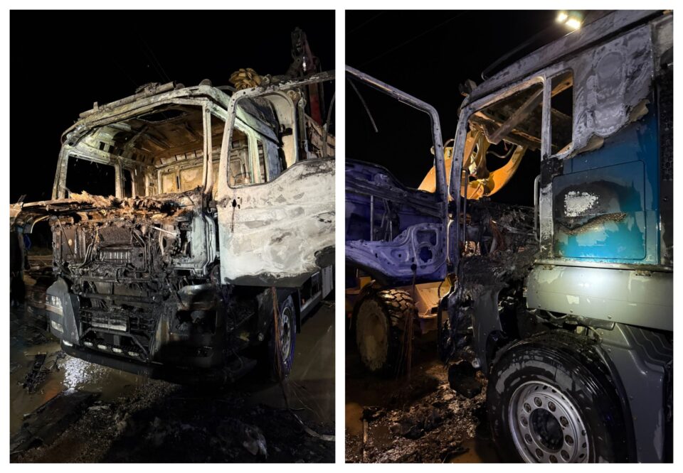 Un camion încărcat cu material lemnos a luat foc în curtea unei firme
