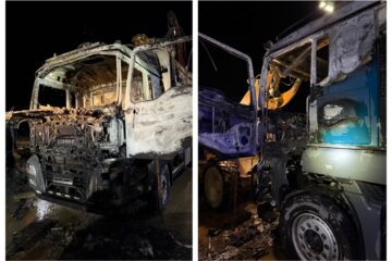 Un camion încărcat cu material lemnos a luat foc în curtea unei firme