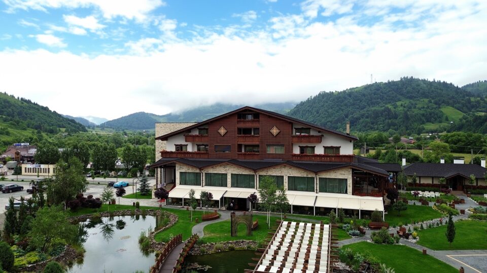 Petrecere latino la Hanul Bucovinei din Câmpulung, în a doua zi de Paște: hituri din telenovele, ritmuri latino și line-up de top