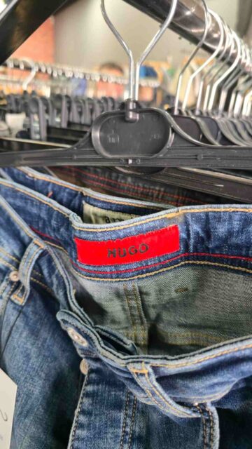 Piese auto, îmbrăcăminte și parfumuri ale unor cunoscute branduri, în valoare de 300.000 de euro, ridicate de polițiști