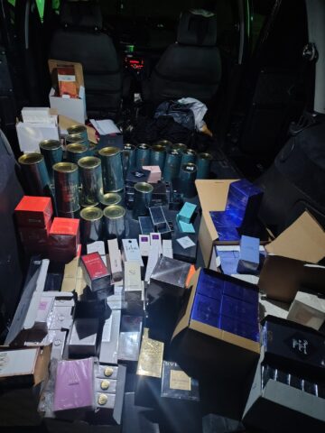 Piese auto, îmbrăcăminte și parfumuri ale unor cunoscute branduri, în valoare de 300.000 de euro, ridicate de polițiști