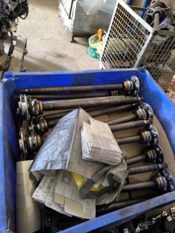 Piese auto, îmbrăcăminte și parfumuri ale unor cunoscute branduri, în valoare de 300.000 de euro, ridicate de polițiști