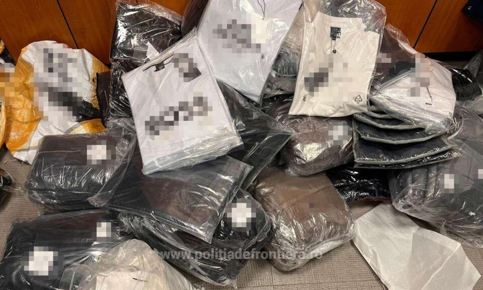 Parfumuri și îmbrăcăminte de firmă, găsite ascunse în microbuzul unui ucrainean