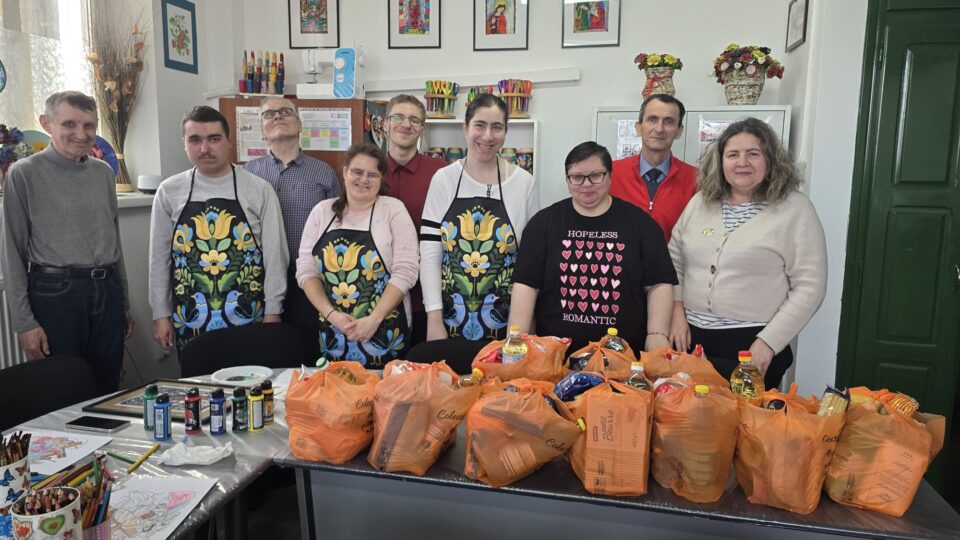 Peste 1.600 de pachete alimentare oferite familiilor și persoanelor vulnerabile, sub coordonarea Asociației Institutul Bucovina