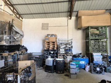 Piese auto, îmbrăcăminte și parfumuri ale unor cunoscute branduri, în valoare de 300.000 de euro, ridicate de polițiști