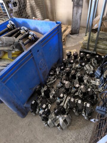 Piese auto, îmbrăcăminte și parfumuri ale unor cunoscute branduri, în valoare de 300.000 de euro, ridicate de polițiști