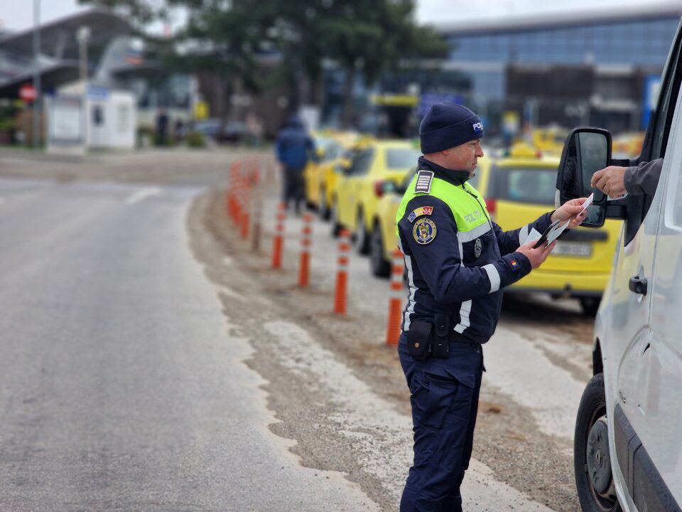 Grămadă de nereguli, descoperite la cei care asigură transportul de persoane spre și dinspre aeroport