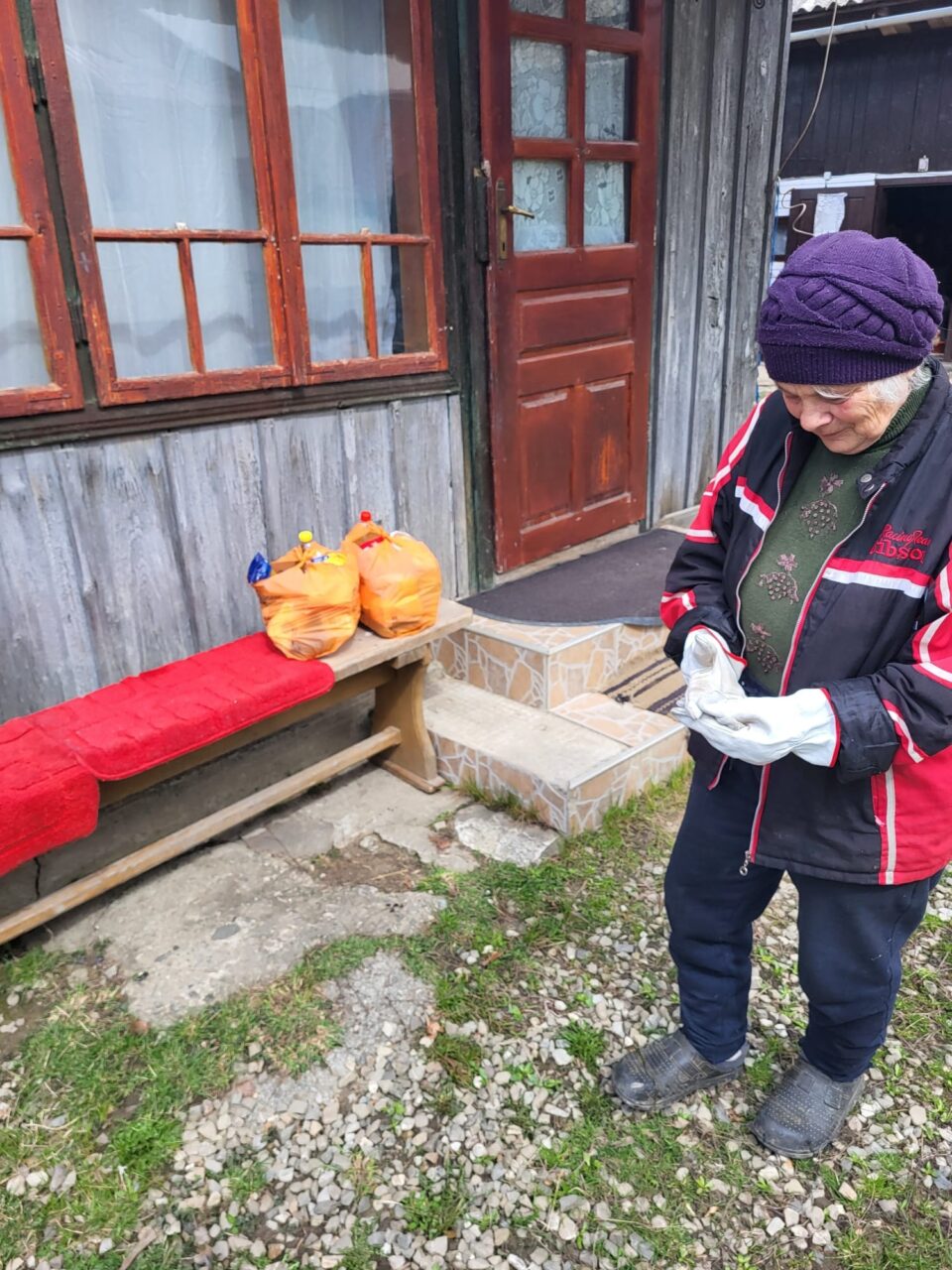 Peste 1.600 de pachete alimentare oferite familiilor și persoanelor vulnerabile, sub coordonarea Asociației Institutul Bucovina