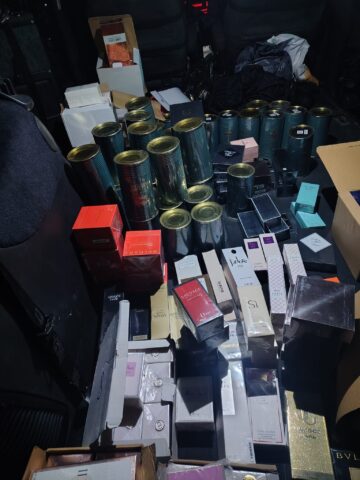 Piese auto, îmbrăcăminte și parfumuri ale unor cunoscute branduri, în valoare de 300.000 de euro, ridicate de polițiști
