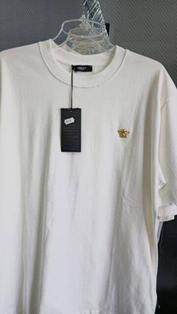 Piese auto, îmbrăcăminte și parfumuri ale unor cunoscute branduri, în valoare de 300.000 de euro, ridicate de polițiști