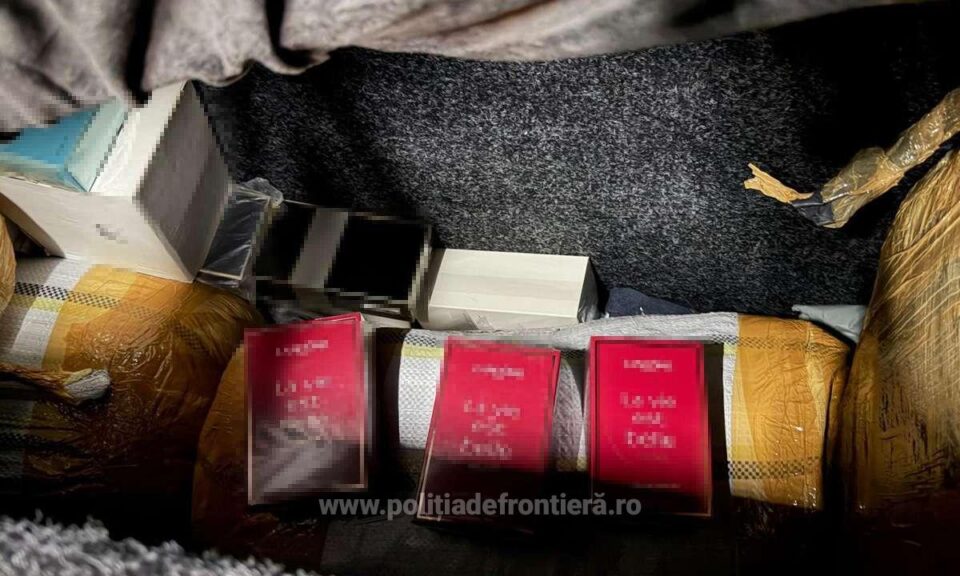Parfumuri și îmbrăcăminte de firmă, găsite ascunse în microbuzul unui ucrainean