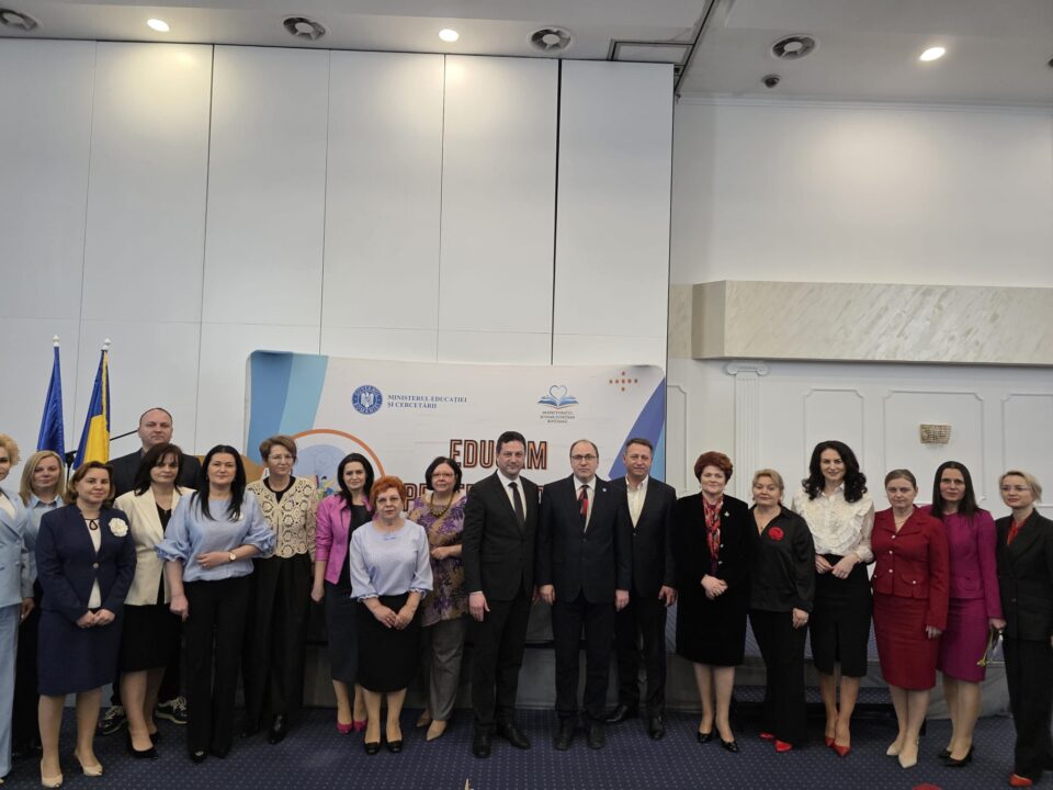 Mihai Dimian: Când copilul meu a început pregătitoarea erau 20 de elevi în clasă, după o săptămână erau 32. Părinții vin din jurul Sucevei din vile foarte frumoase, de unde au plecat au lăsat 16 în clasă