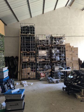 Piese auto, îmbrăcăminte și parfumuri ale unor cunoscute branduri, în valoare de 300.000 de euro, ridicate de polițiști