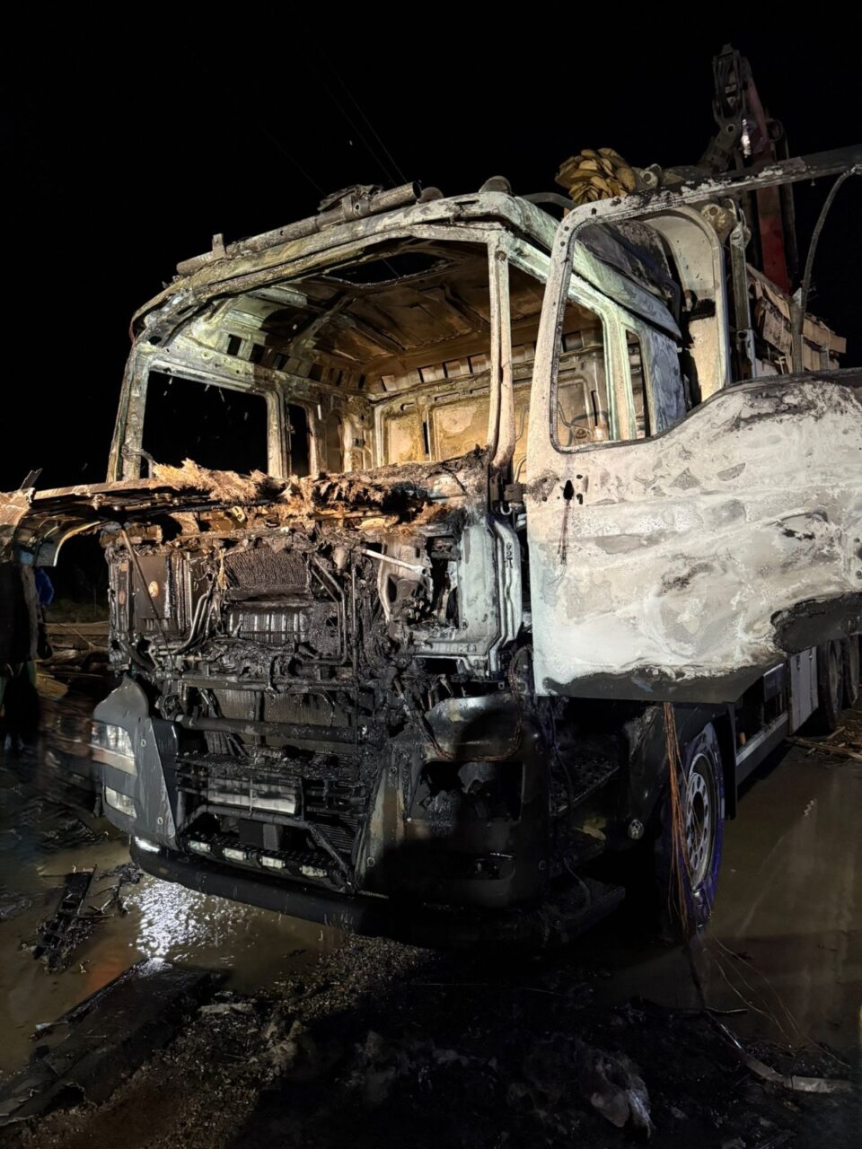 Un camion încărcat cu material lemnos a luat foc în curtea unei firme