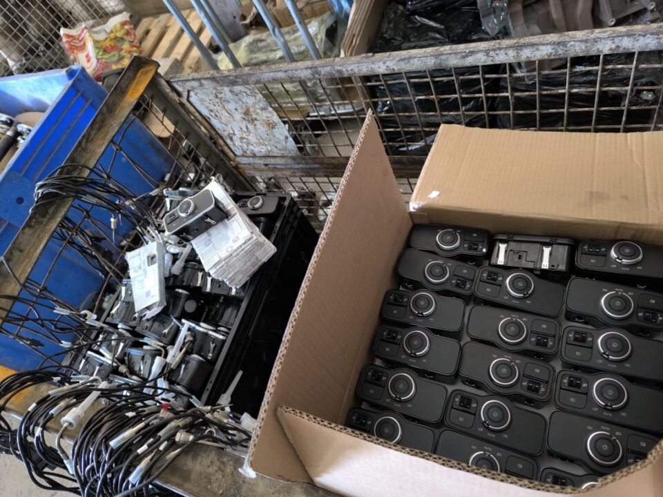 Piese auto, îmbrăcăminte și parfumuri ale unor cunoscute branduri, în valoare de 300.000 de euro, ridicate de polițiști