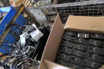 Piese auto, îmbrăcăminte și parfumuri ale unor cunoscute branduri, în valoare de 300.000 de euro, ridicate de polițiști