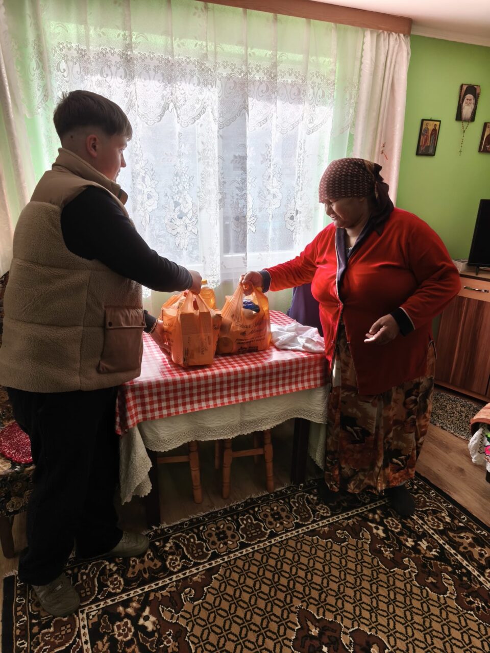 Peste 1.600 de pachete alimentare oferite familiilor și persoanelor vulnerabile, sub coordonarea Asociației Institutul Bucovina