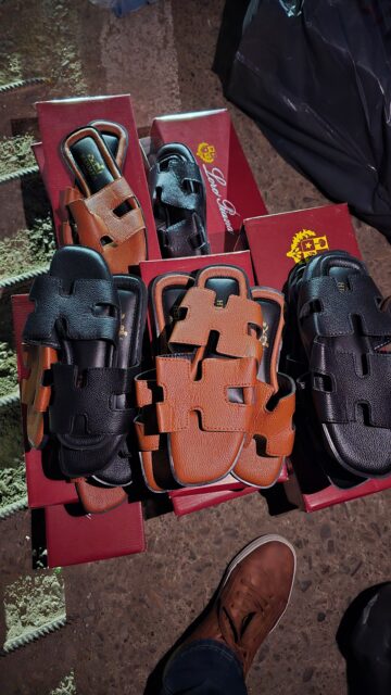 Piese auto, îmbrăcăminte și parfumuri ale unor cunoscute branduri, în valoare de 300.000 de euro, ridicate de polițiști