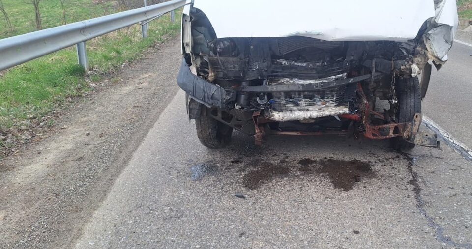 O mașină a ars ca o torță în urma unei ciocniri cu o autoutilitară