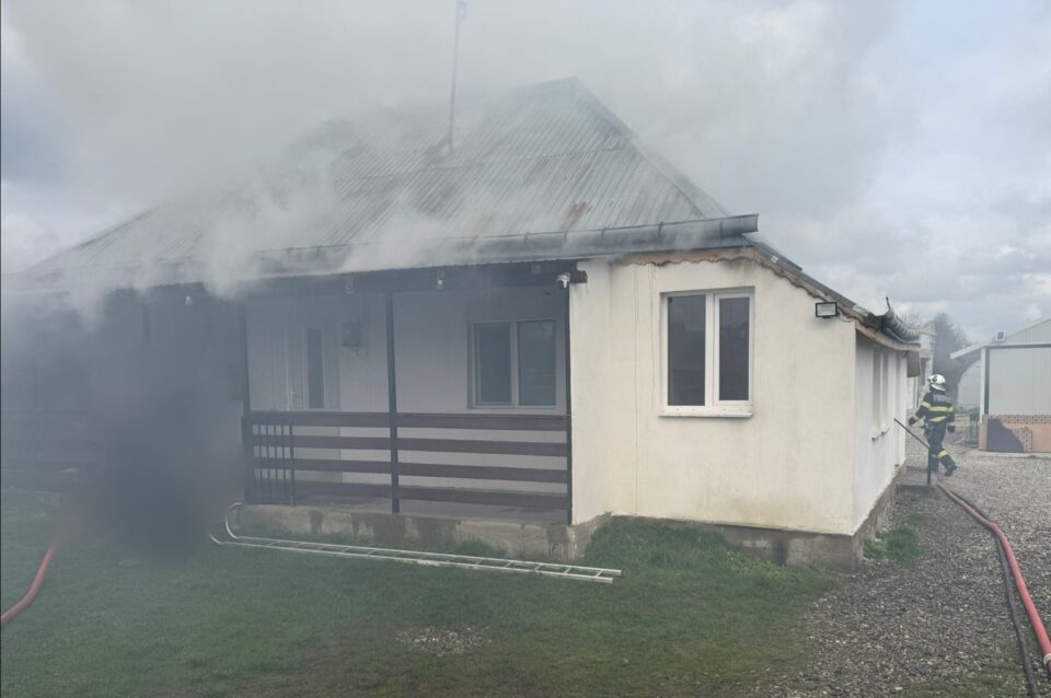Casa cuprinsă de un violent incendiu