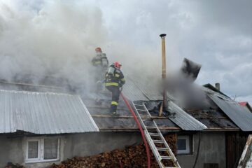 Casa cuprinsă de un violent incendiu Casa cuprinsă de un violent incendiu
