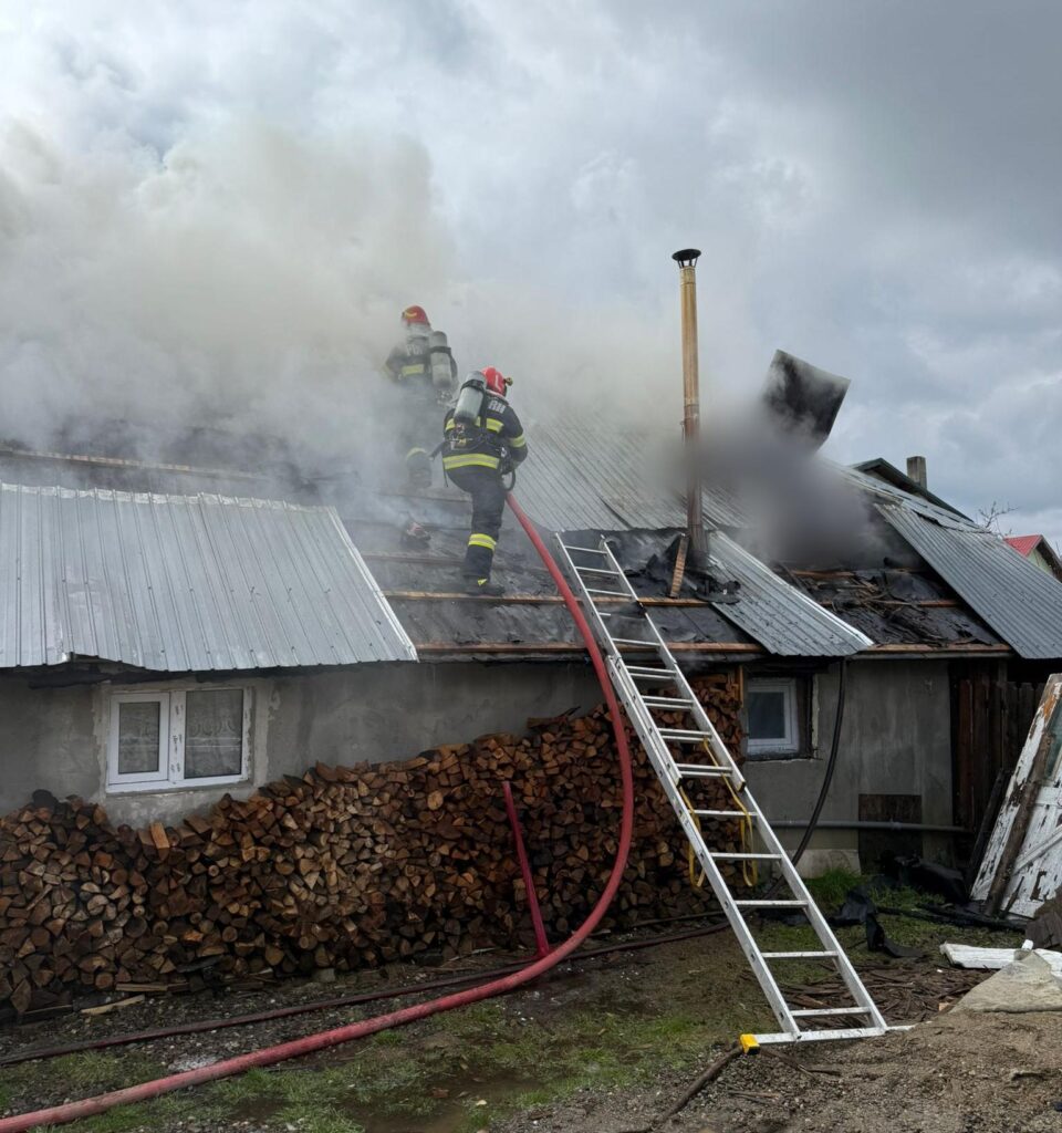 Casa cuprinsă de un violent incendiu Casa cuprinsă de un violent incendiu