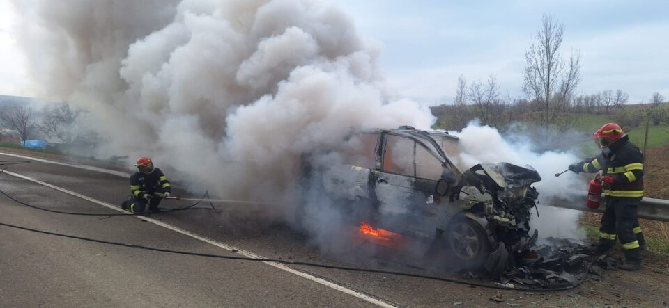 O mașină a ars ca o torță în urma unei ciocniri cu o autoutilitară